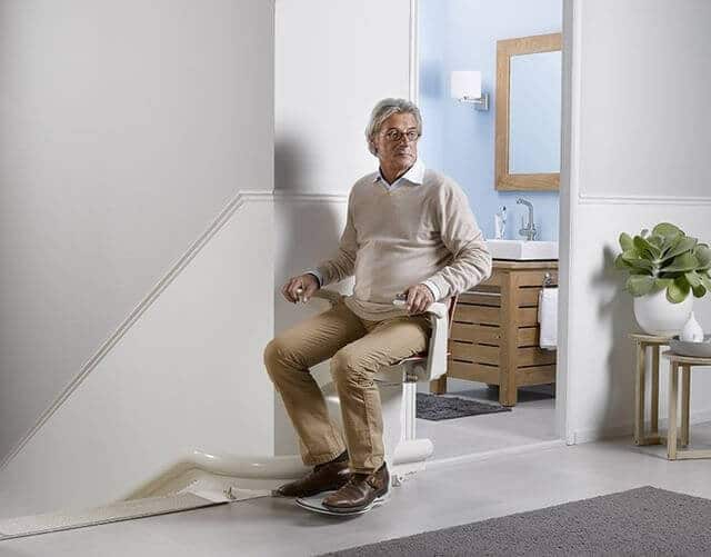 Silla salvaescaleras exterior con protección IP para chalet de Gavà Mar