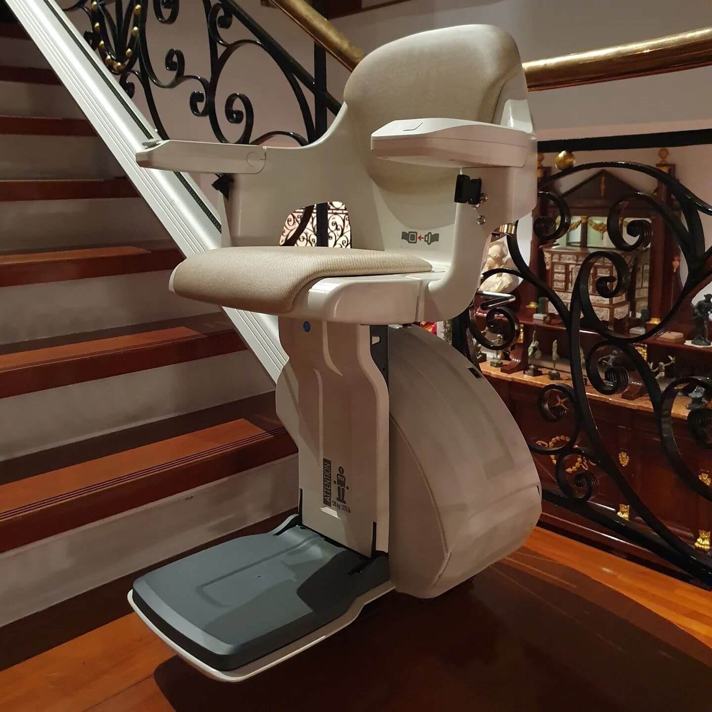 Silla eléctrica para escalera en tríplex de Muntanyeta Castelldefels
