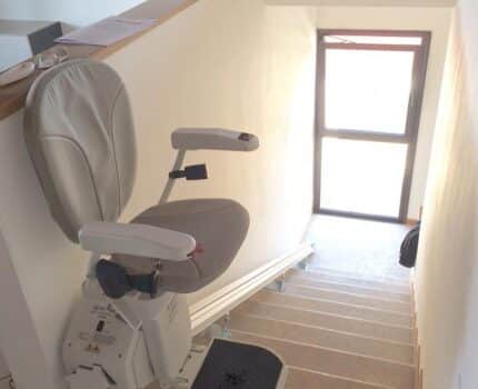 Elevador de escaleras en Ca l\'Artigues Lliçà d\'Amunt